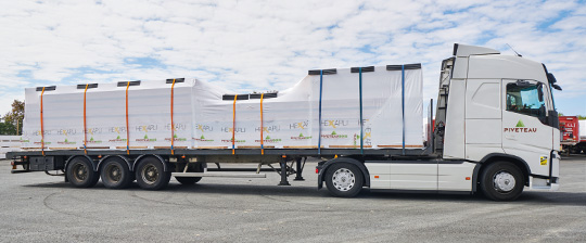 Camion de livraison sur chantier de panneaux CLT bois Piveteaubois